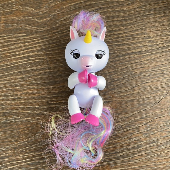 WowWee Fingerlings interactive Baby Unicorn GiGi - Picture 3 of 5